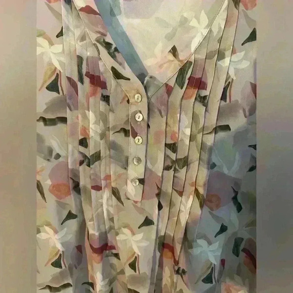 Harper and Joy Henley Style Blouse in floral Pattern—plus size 2X - Picture 2 of 8